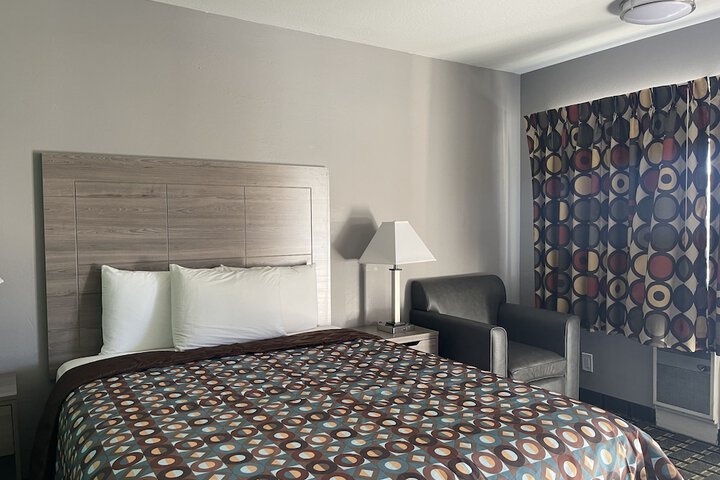 1 Queen Bed (30 of 56)
