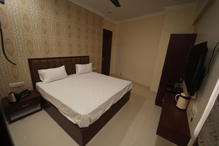 Room 4 of 34