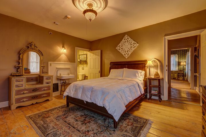 Room 25 of 27