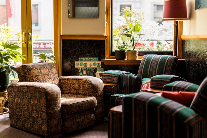 Lounge 46 of 59