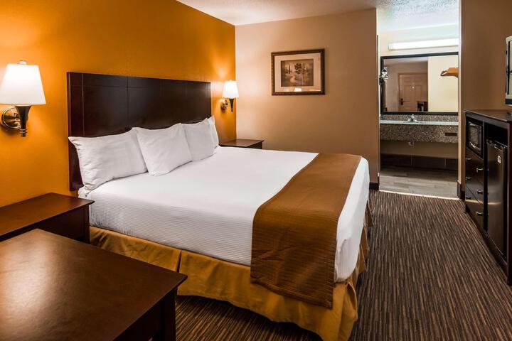1 King Bed - Wireless High Speed Microfridge Coffee Maker Iron Hair Full Breakfast (1 of 15)