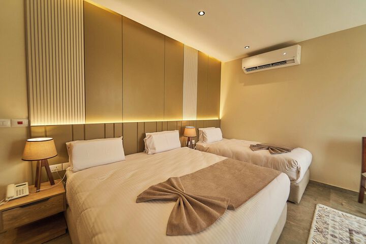 Room 100 of 148