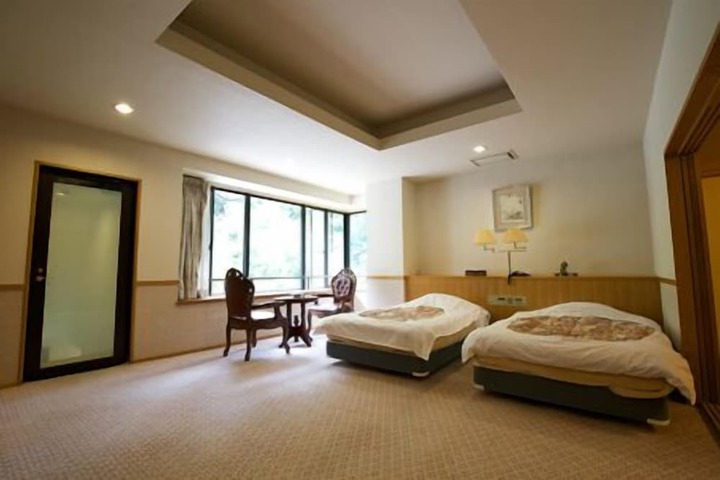 Room 2 of 32