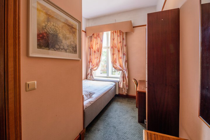 Room 11 of 24