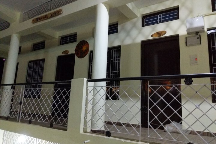 Room 10 of 28