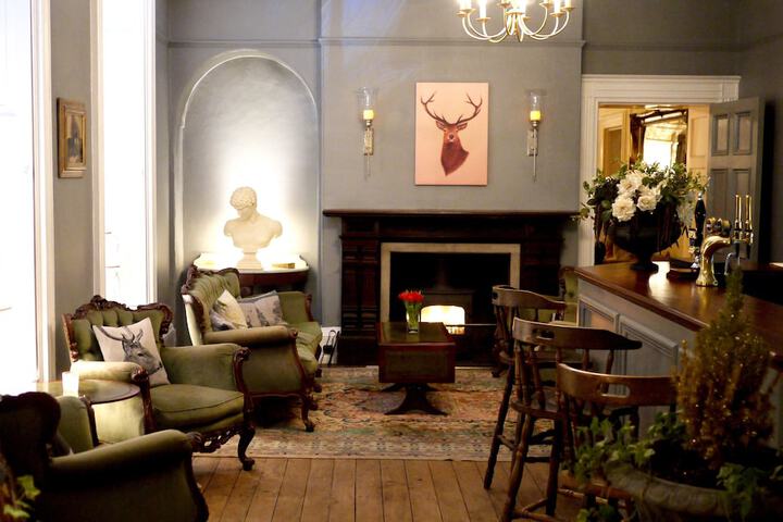 Lounge 124 of 165