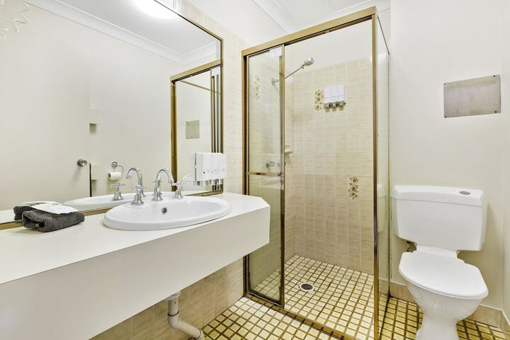 Room 6 of 25