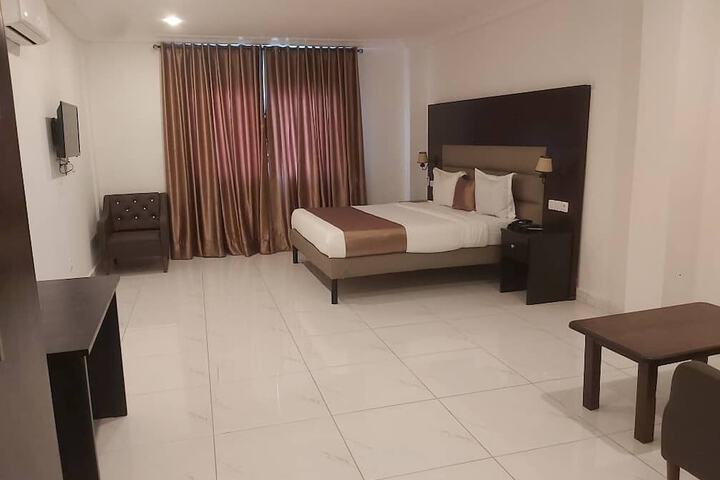 Room 5 of 18
