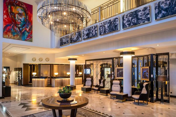 Entrance & Lobby