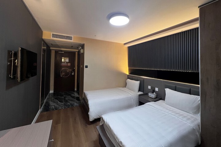 Room 10 of 19