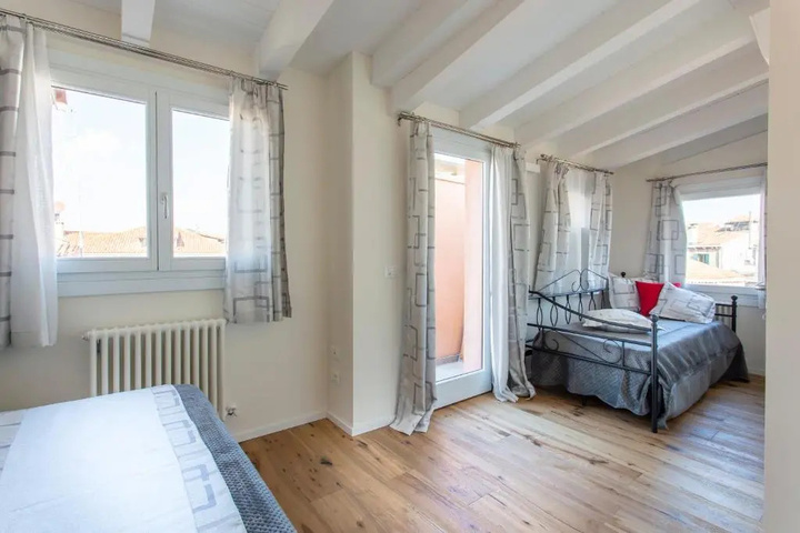 Room 3 of 20