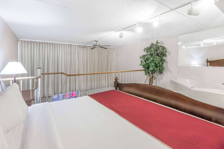 1 King Bed (6 of 13)