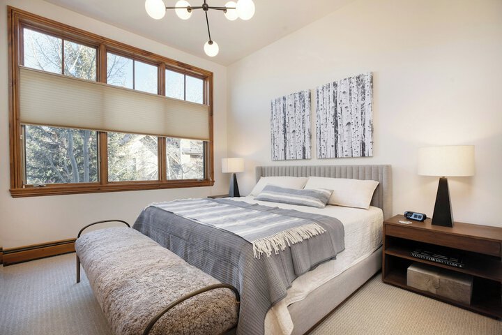 Room 120 of 493
