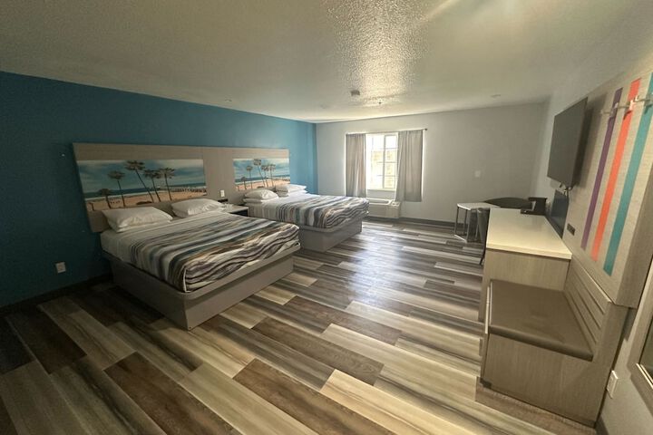 2 Queen Beds (1 of 9)