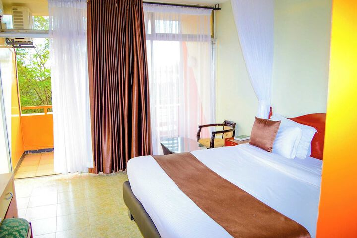 Room 8 of 114