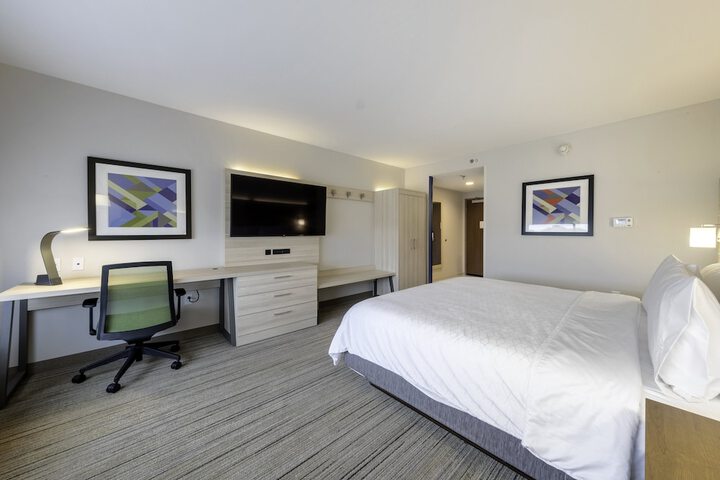 1 King Bed (5 of 14)