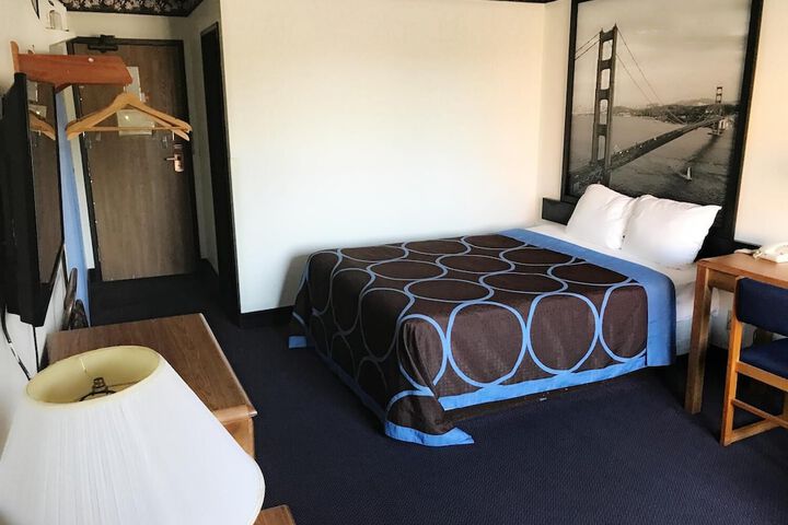 Queen Bed Accessible (7 of 7)