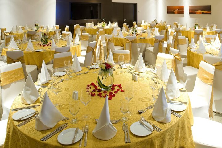 Ballroom/Hall 88 of 122