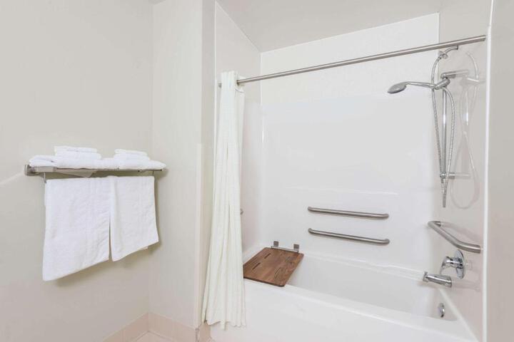 1 Queen Bed Accessible Room (4 of 6)