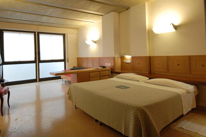 Room 22 of 65
