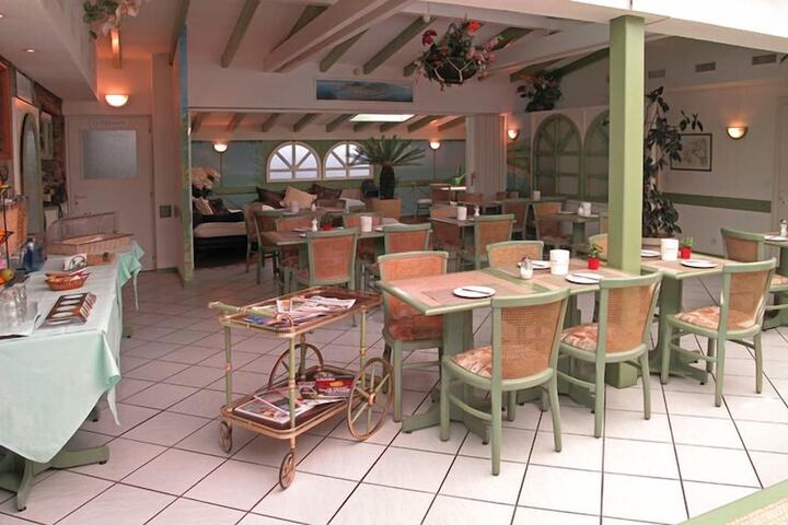 Dining 45 of 63