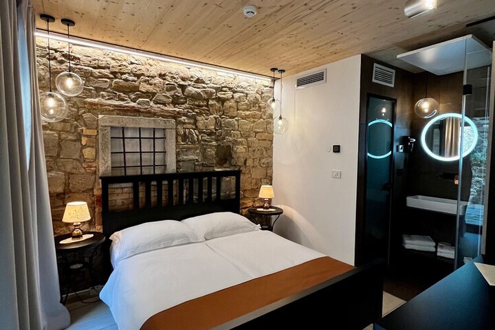 Room 6 of 96