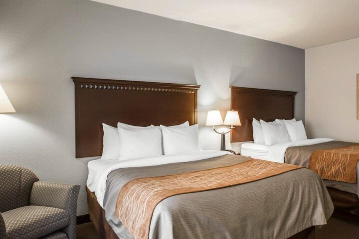 2 Queen Beds (11 of 13)