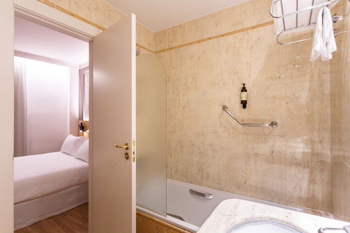 Room 42 of 60