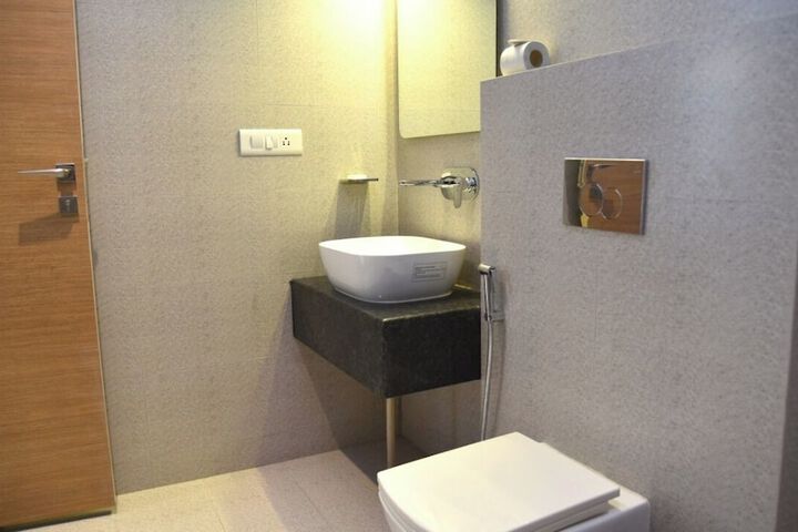 Room 10 of 12