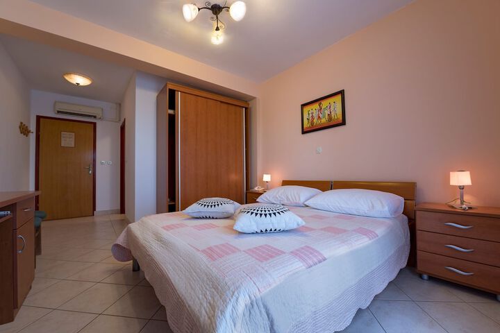 Room 8 of 29