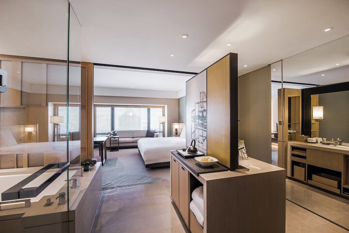 Room 5 of 95