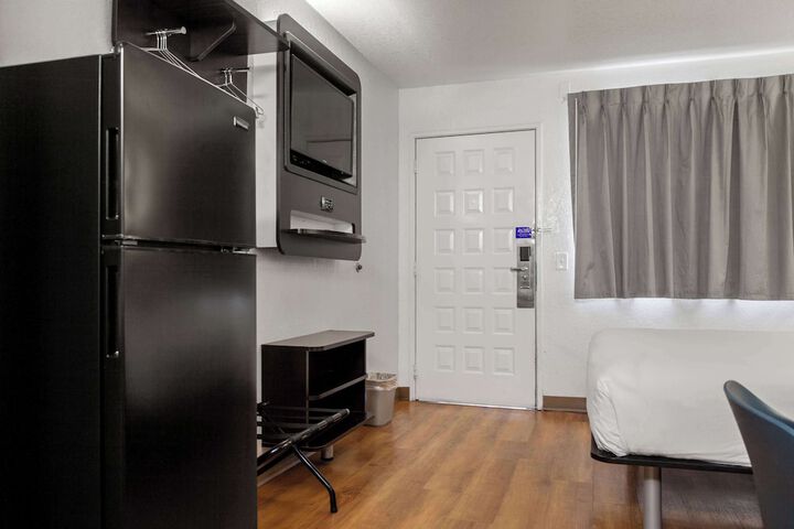 Room 11 of 28
