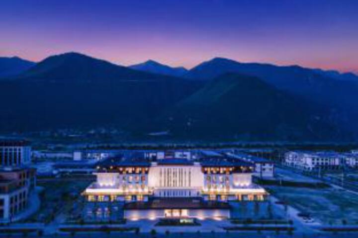 Linzhi Yue Crown Resort Hotel