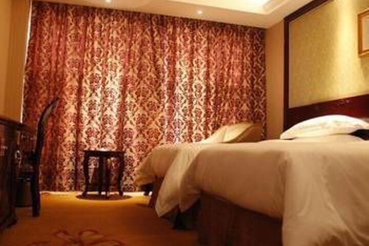 Room 4 of 9