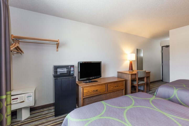 1 Queen Bed (8 of 12)