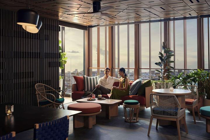 Lounge 53 of 79
