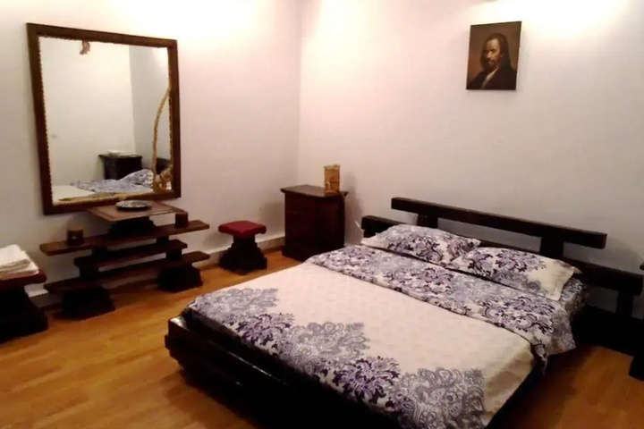 Room 6 of 9