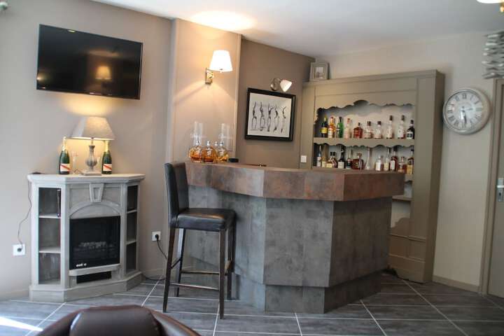 Lounge 23 of 26