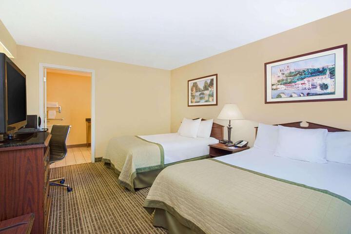 2 Double Beds (14 of 19)
