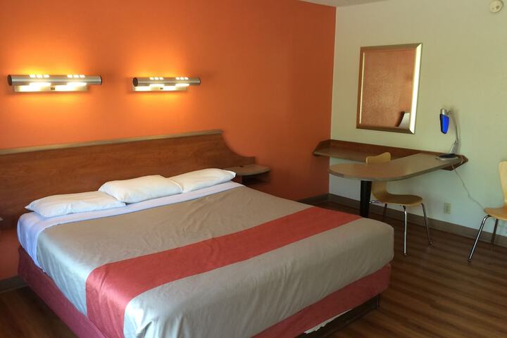 1 King Bed (3 of 9)