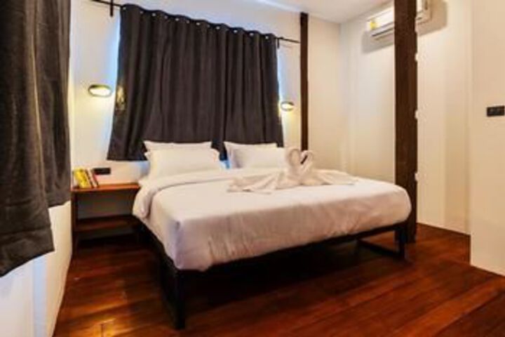 Room 5 of 8