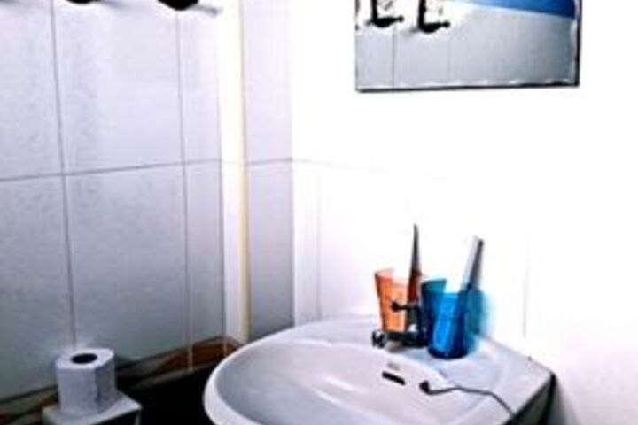 Room 4 of 106