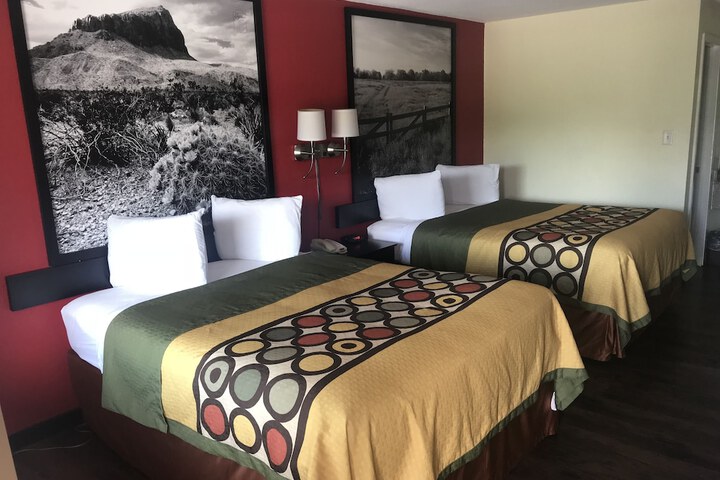 2 Queen Beds (8 of 11)