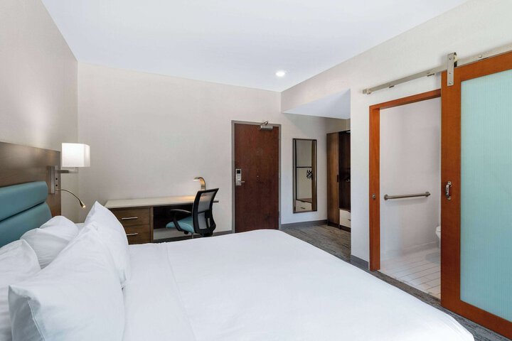 1 King Bed (7 of 18)