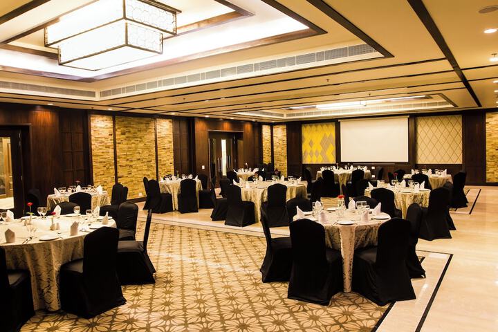 Ballroom/Hall 28 of 37