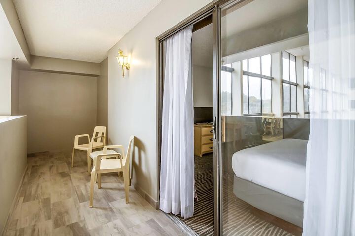 Room 21 of 53