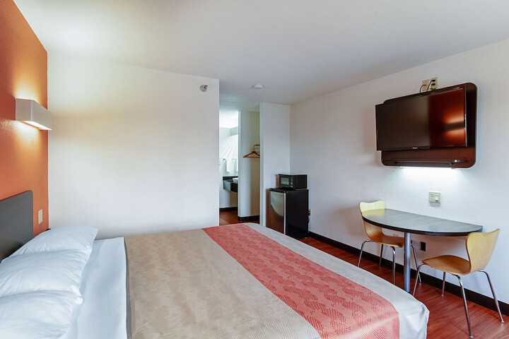 Deluxe Room 1 King Bed Refrigerator, Microwave (4 of 6)