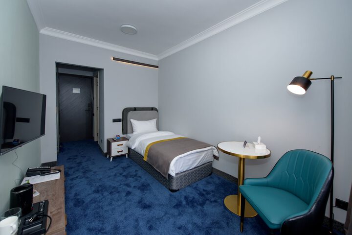 Room 12 of 32