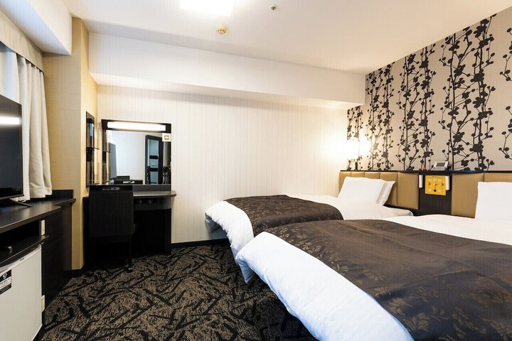 Room 8 of 90