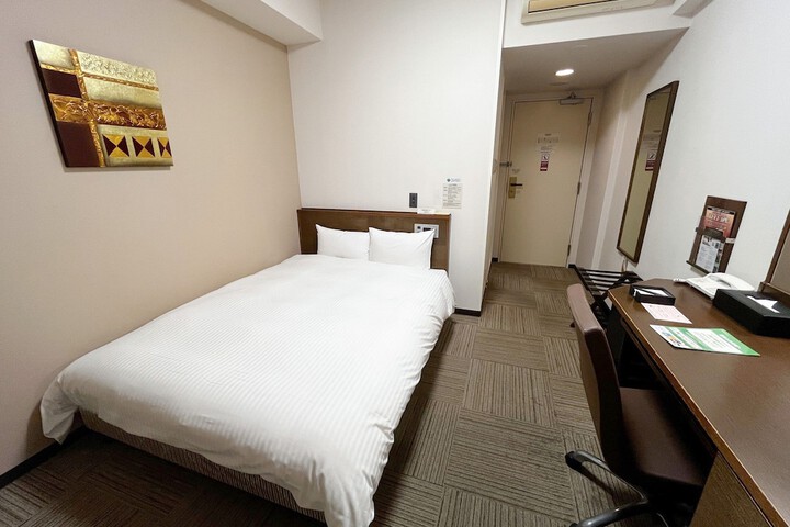 Room 9 of 28